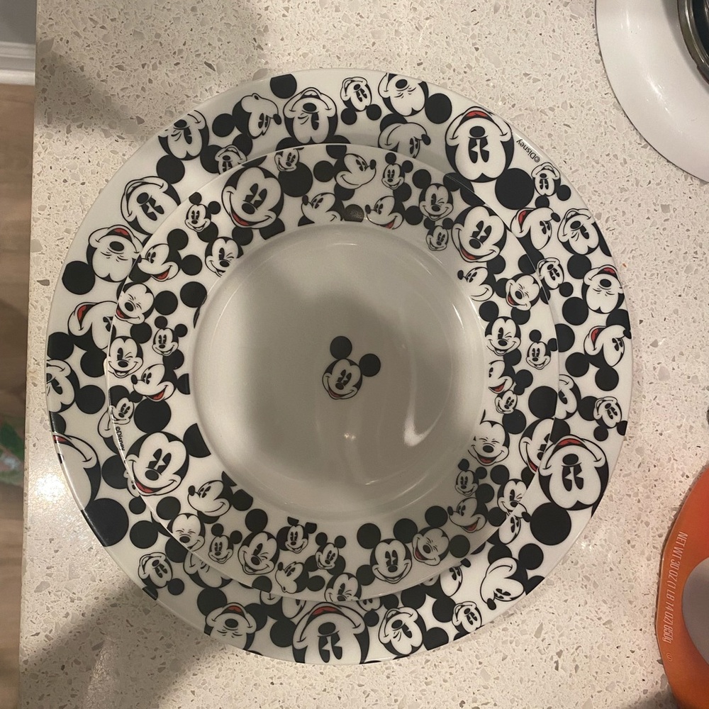New Disney All Over Mickey set of 4 dinner plates and salad plates